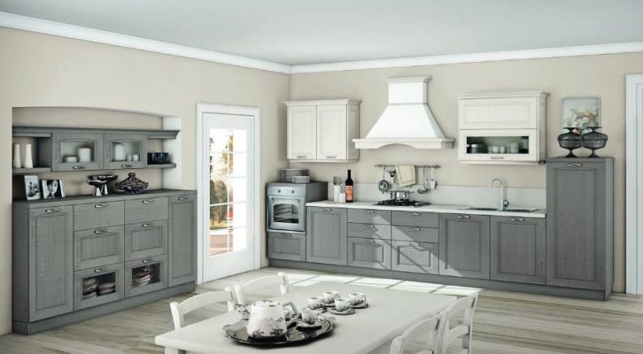RAILA - klasická kuchyňa od spoločnosti CREO s masívnymi jaseňovými dvierkami v sivej a bielej farbe