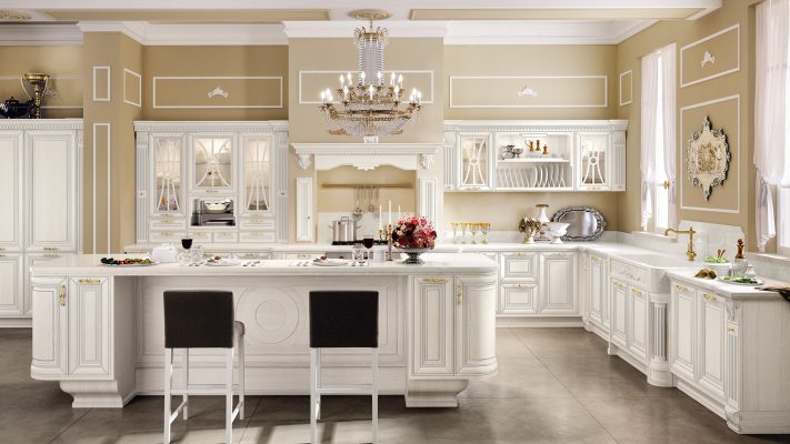 PANTHEON - luxusná zostava kuchyne od LUBE v bielej farbe so striebornou patinou a zlatými úchytkami