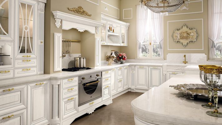 PANTHEON - luxusná zostava kuchyne od LUBE v bielej farbe so striebornou patinou a zlatými úchytkami