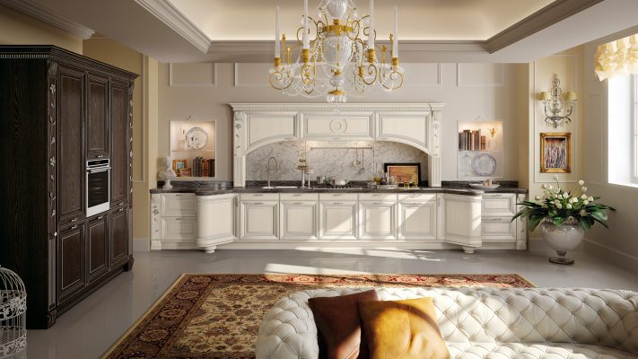 PANTHEON - luxusný model kuchyne od LUBE, kombinácia krémovej zostavy s hnedou, obidve so striebornou patinou