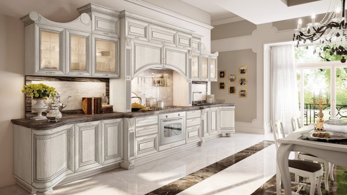 PANTHEON - luxusná kuchyňa od LUBE s nádherne prepracovanými detailami, okrasnými lištami a doplnkami, v ľadovo bielej farbe so striebornou patinou