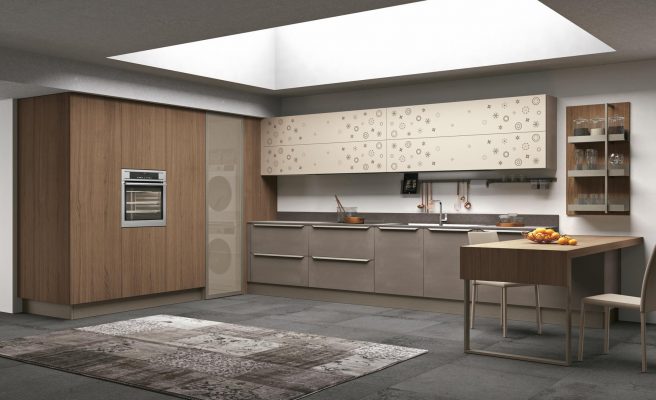 CloverBridge moderná kuchyňa s priestorom pre práčku a sušičku, na horných skrinkách použitý ornament