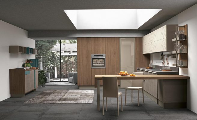 CloverBridge moderná kuchyňa s priestorom pre práčku a sušičku, na horných skrinkách je použitý ornament